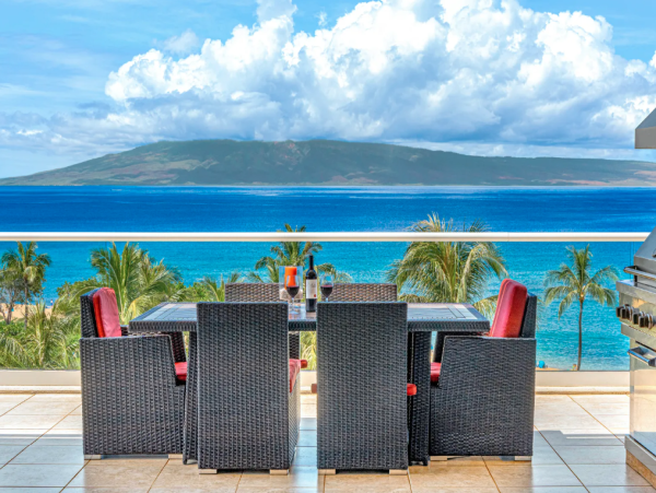 Gorgeous 6-Bedroom Retreat in Maui with Amazing Views